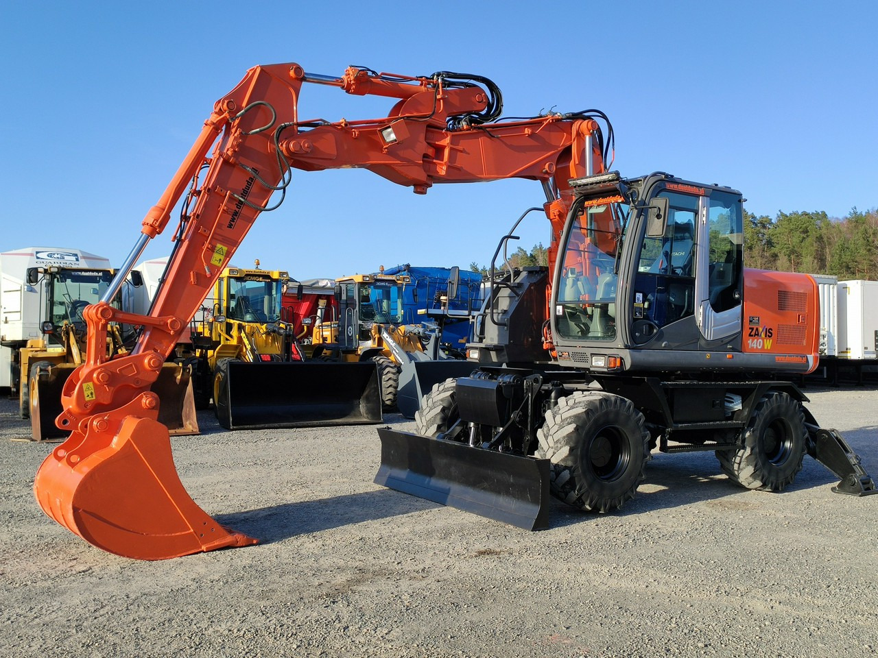 Hitachi ZX140 Koparka Kołowa - Grävmaskin på däck: bild 1 Hitachi ZX140 Koparka Kołowa - Grävmaskin på däck: bild 1
