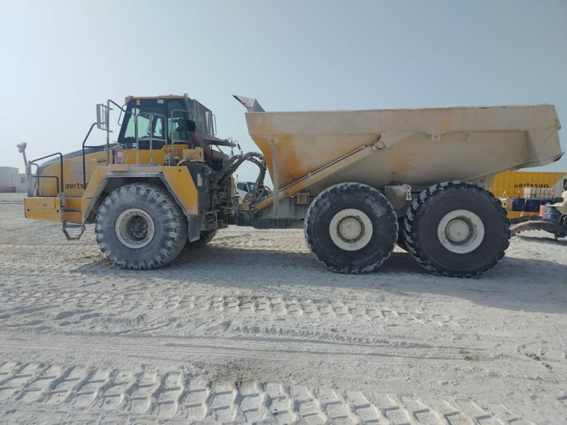 Komatsu HM400-3R (4 pieces available in Abu Dhabi) - Ramstyrd dumper: bild 1 Komatsu HM400-3R (4 pieces available in Abu Dhabi) - Ramstyrd dumper: bild 1
