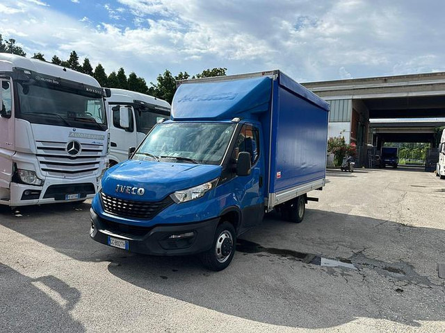 Iveco 35C16 - Transportbil med kapell: bild 2 Iveco 35C16 - Transportbil med kapell: bild 2