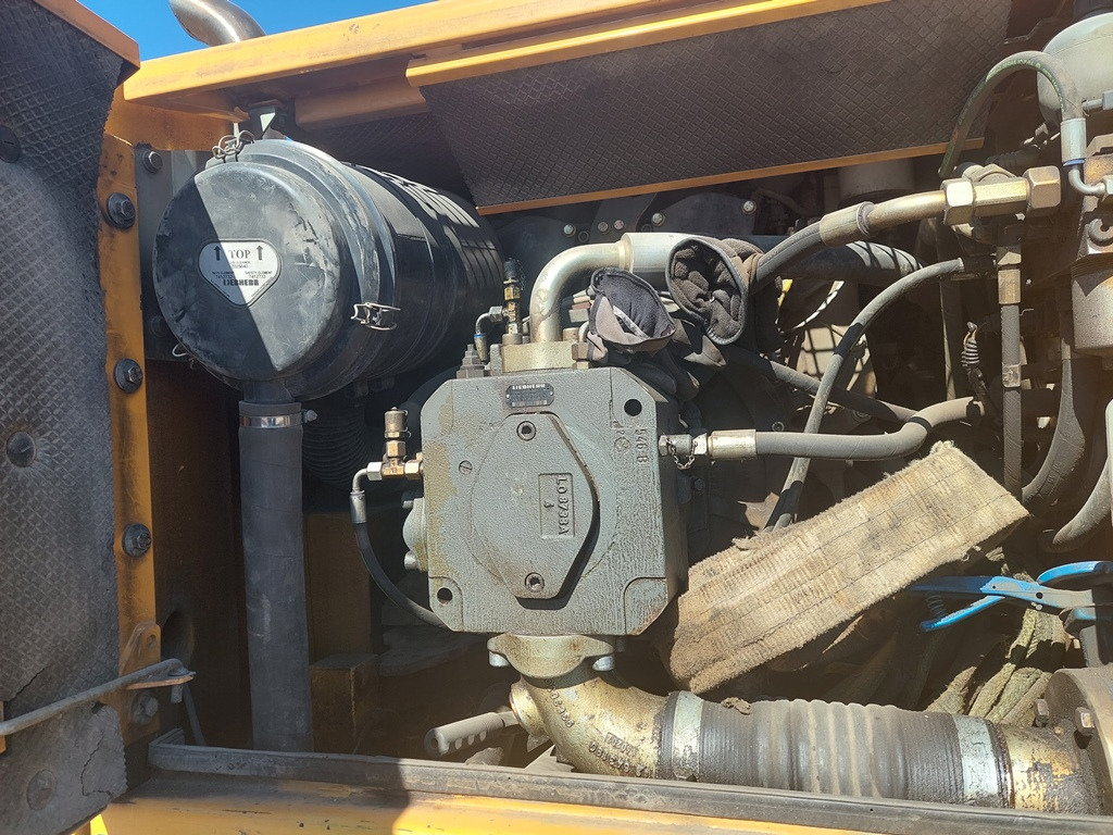 Grävmaskin på däck LIEBHERR A900C: bild 24