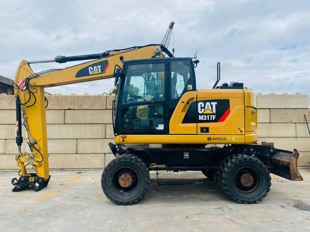 CAT m317f - Grävmaskin på däck: bild 1 CAT m317f - Grävmaskin på däck: bild 1