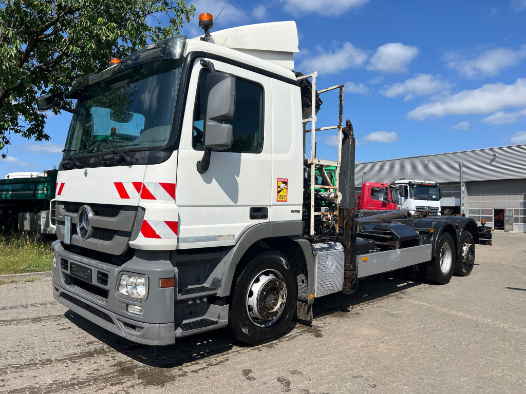 MERCEDES-BENZ Actros 2541 L6x2 Abrollkipper mit Kran Funk+Greiferst - Lastväxlare lastbil, Kranbil: bild 1 MERCEDES-BENZ Actros 2541 L6x2 Abrollkipper mit Kran Funk+Greiferst - Lastväxlare lastbil, Kranbil: bild 1