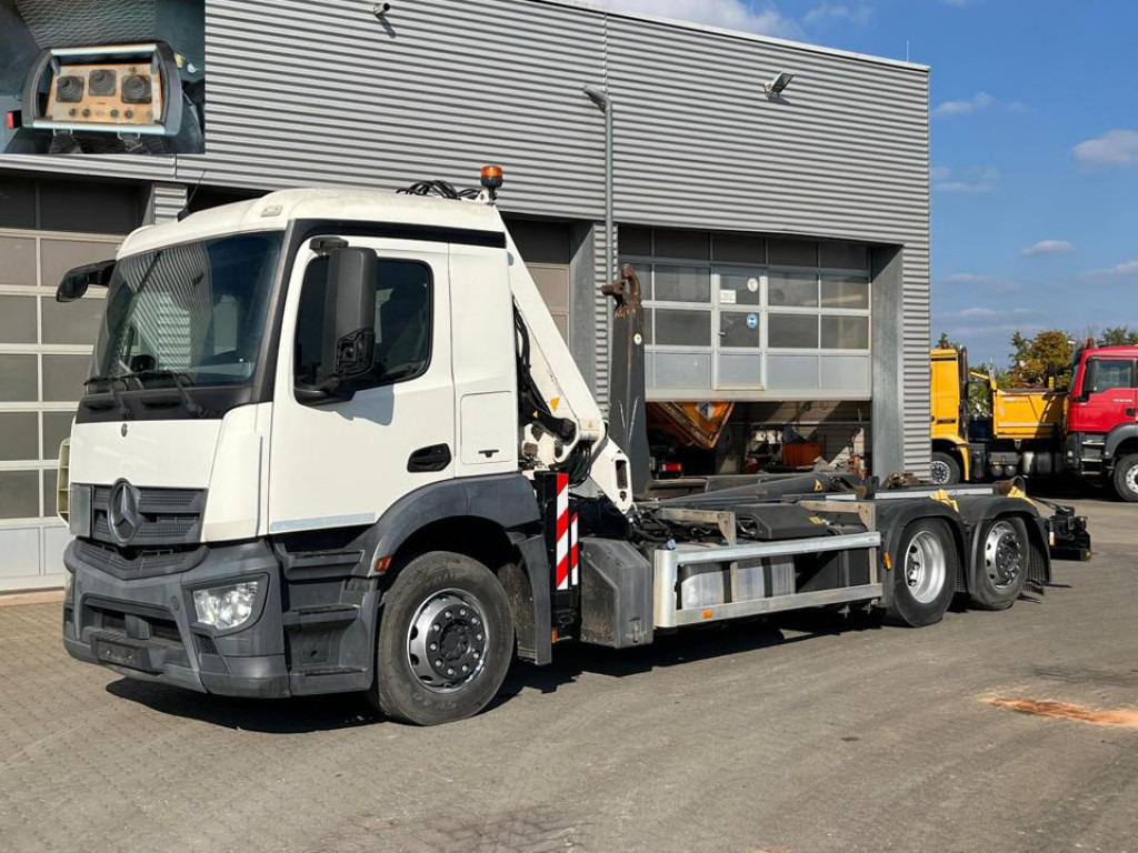 MERCEDES-BENZ Antos 2543 L 6x2 Abrollkipper mit Kran Funk+Greiferst. - Lastväxlare lastbil, Kranbil: bild 1 MERCEDES-BENZ Antos 2543 L 6x2 Abrollkipper mit Kran Funk+Greiferst. - Lastväxlare lastbil, Kranbil: bild 1