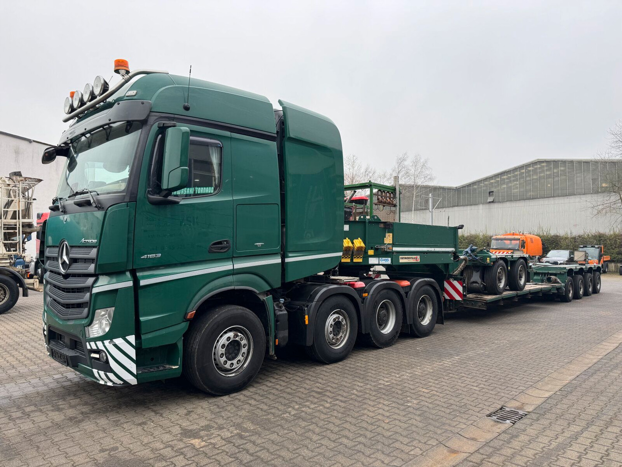 Mercedes-Benz ACTROS 4163 8x4 Schwerlast +Tieflader 4+2 *83 T - Dragbil: bild 2 Mercedes-Benz ACTROS 4163 8x4 Schwerlast +Tieflader 4+2 *83 T - Dragbil: bild 2