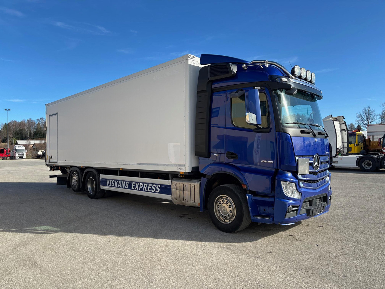 MERCEDES-BENZ ACTROS 2540 - Lastbil med skåp: bild 1 MERCEDES-BENZ ACTROS 2540 - Lastbil med skåp: bild 1