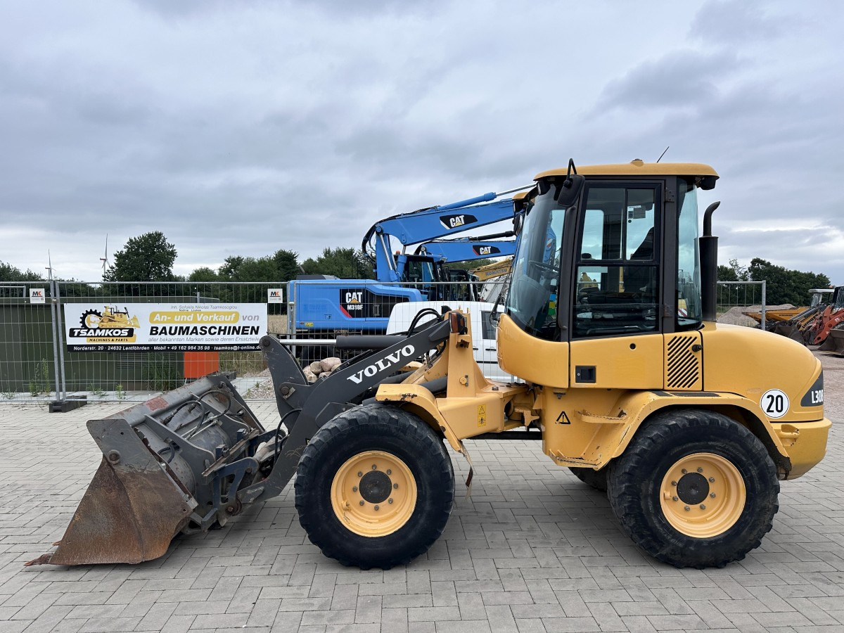 VOLVO L 30 B PRO 3er Kreis Klappschaufel+Palettengabel - Hjullastare: bild 1 VOLVO L 30 B PRO 3er Kreis Klappschaufel+Palettengabel - Hjullastare: bild 1