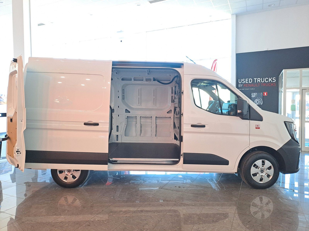 Renault Master L2H2 150 - NAV Klimaaut. Holzb. 270° - Skåpbil: bild 4 Renault Master L2H2 150 - NAV Klimaaut. Holzb. 270° - Skåpbil: bild 4