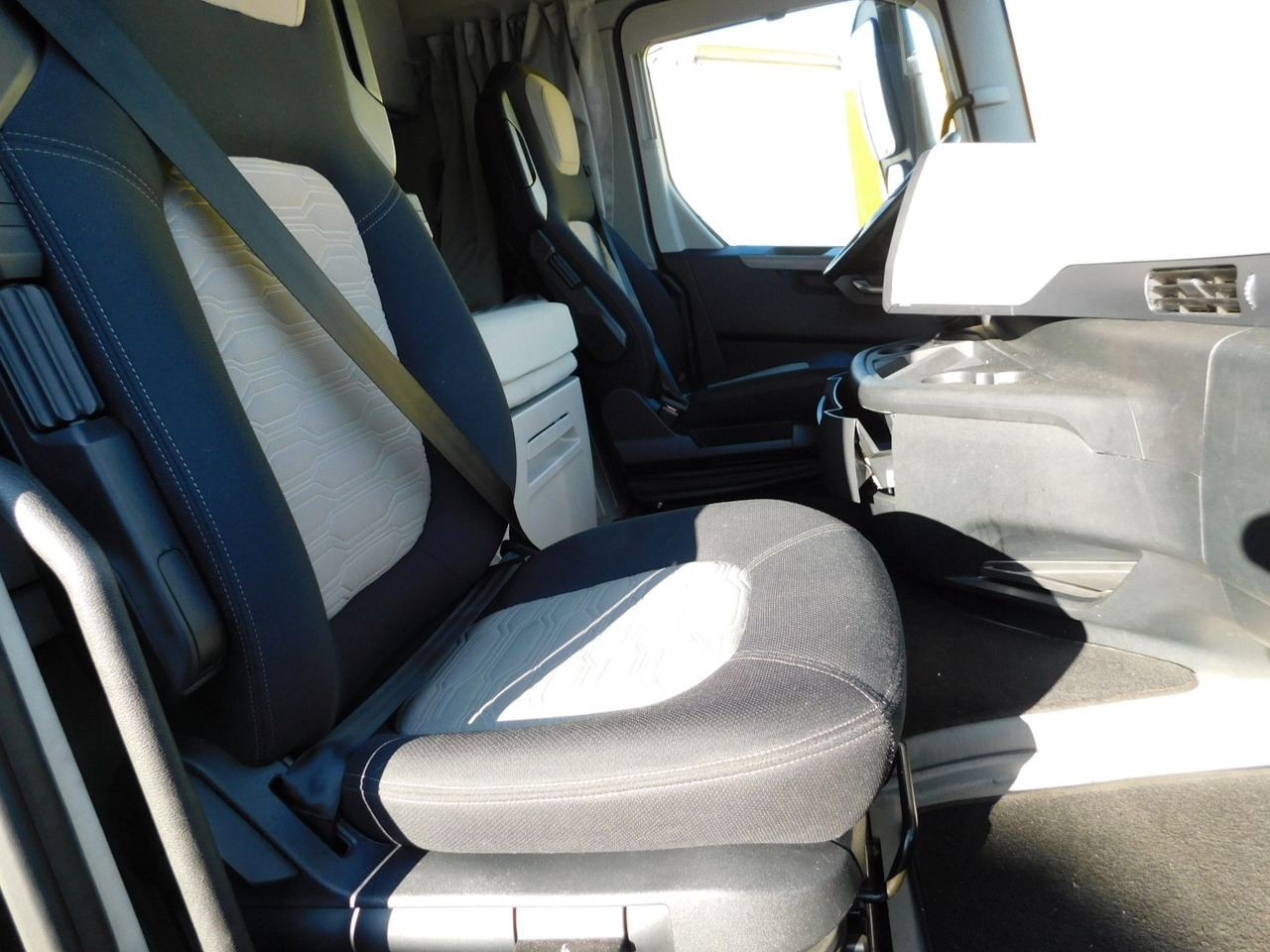 Ford F max ll 4x2 scab e6 eco 16spdamt ecotorq - Dragbil: bild 5 Ford F max ll 4x2 scab e6 eco 16spdamt ecotorq - Dragbil: bild 5
