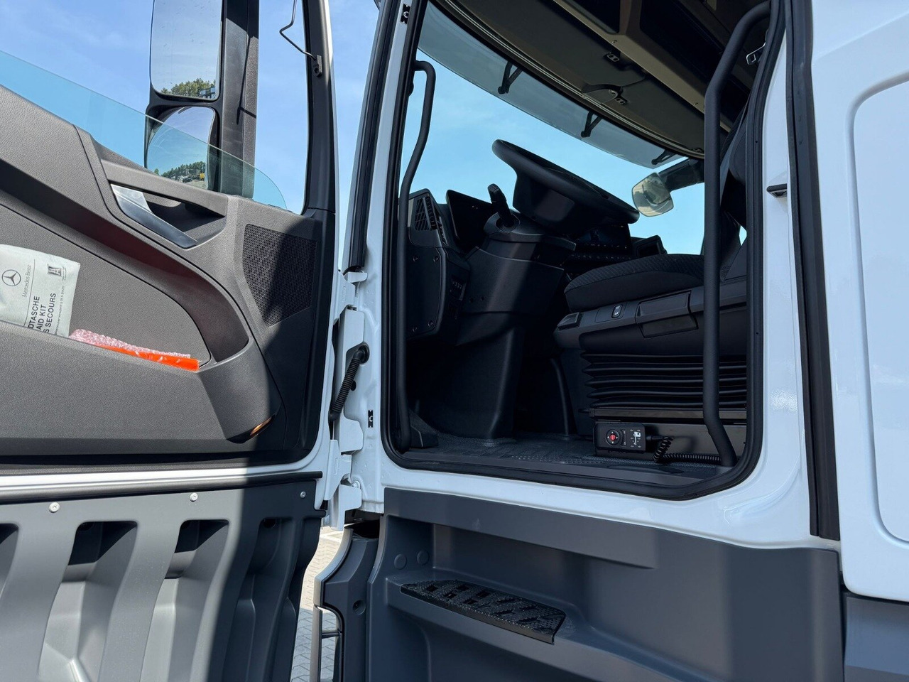 Mercedes-Benz Actros 1845 LSnRL 4x2 Actros 1845 LSnRL 4x2, Retarder, Volumer, MultimediaCockpit, Navi - Dragbil: bild 4 Mercedes-Benz Actros 1845 LSnRL 4x2 Actros 1845 LSnRL 4x2, Retarder, Volumer, MultimediaCockpit, Navi - Dragbil: bild 4