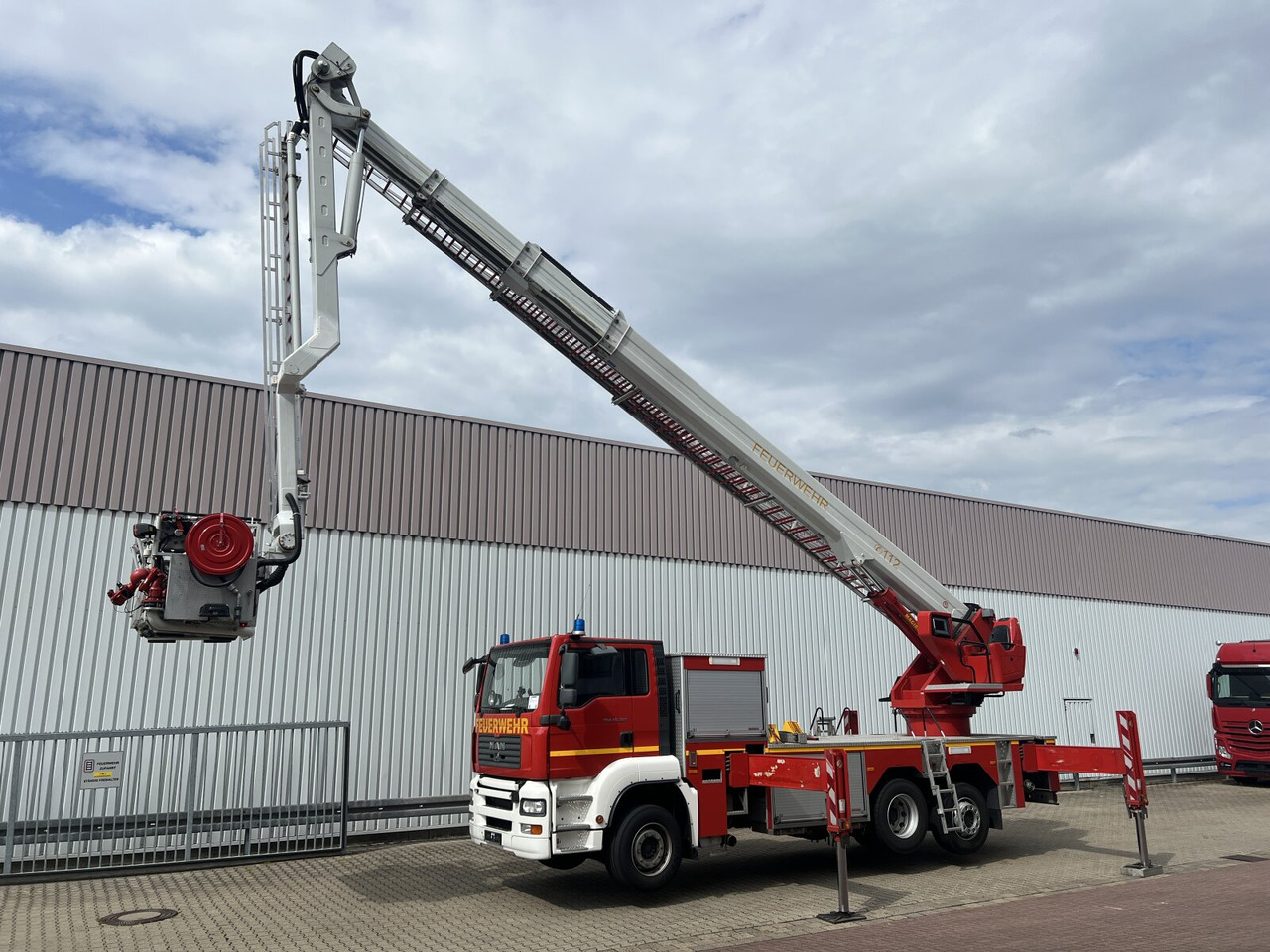 MAN TGA 26.360 6x2-2 LL, Magirus ALP 375 TGA 26.360 6x2-2 LL, Magirus ALP 375 - Ambulans: bild 1 MAN TGA 26.360 6x2-2 LL, Magirus ALP 375 TGA 26.360 6x2-2 LL, Magirus ALP 375 - Ambulans: bild 1