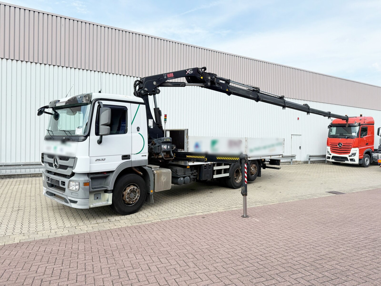 Mercedes-Benz Actros 2532 L 6x2 Actros 2532 L 6x2, Liftachse, Kran Hiab 244EP-5 HiDuo, Funk - Kranbil, Flakbil: bild 1 Mercedes-Benz Actros 2532 L 6x2 Actros 2532 L 6x2, Liftachse, Kran Hiab 244EP-5 HiDuo, Funk - Kranbil, Flakbil: bild 1