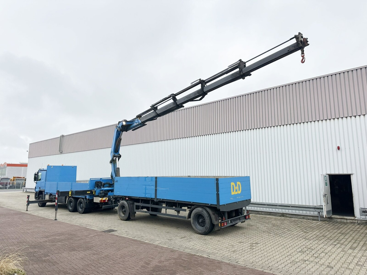 Mercedes-Benz Actros 2741 L 6x4 Actros 2741 L 6x4, Twist-Lock ausz. auf 3m, Heckkran Palfinger PK 42502-D, Funk - Flakbil, Kranbil: bild 4 Mercedes-Benz Actros 2741 L 6x4 Actros 2741 L 6x4, Twist-Lock ausz. auf 3m, Heckkran Palfinger PK 42502-D, Funk - Flakbil, Kranbil: bild 4