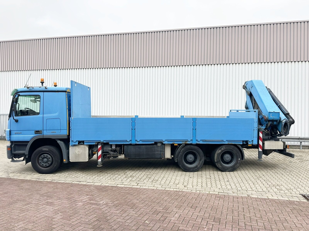 Mercedes-Benz Actros 2741 L 6x4 Actros 2741 L 6x4, Twist-Lock ausz. auf 3m, Heckkran Palfinger PK 42502-D, Funk - Flakbil, Kranbil: bild 2 Mercedes-Benz Actros 2741 L 6x4 Actros 2741 L 6x4, Twist-Lock ausz. auf 3m, Heckkran Palfinger PK 42502-D, Funk - Flakbil, Kranbil: bild 2