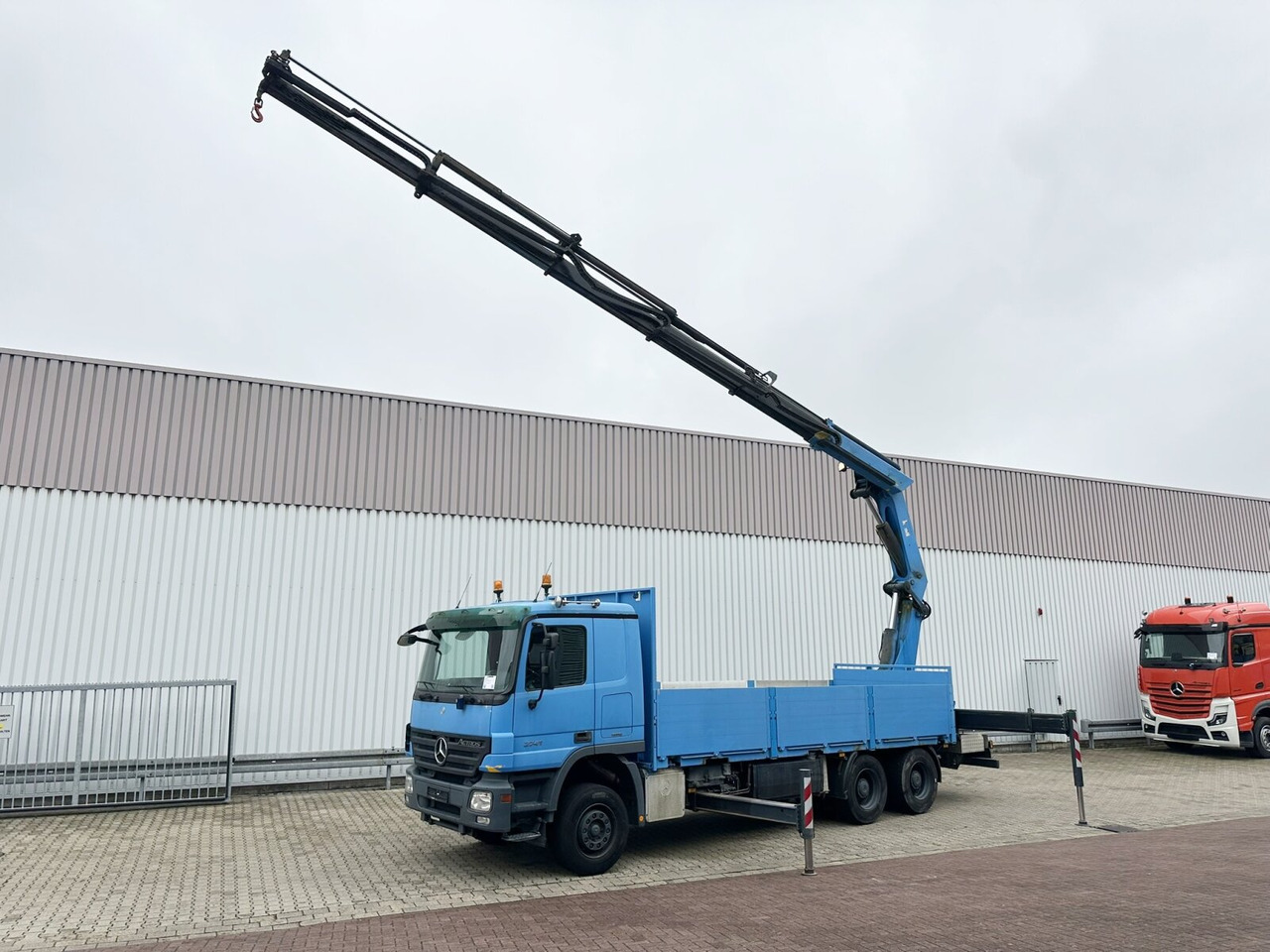 Mercedes-Benz Actros 2741 L 6x4 Actros 2741 L 6x4, Twist-Lock ausz. auf 3m, Heckkran Palfinger PK 42502-D, Funk - Flakbil, Kranbil: bild 1 Mercedes-Benz Actros 2741 L 6x4 Actros 2741 L 6x4, Twist-Lock ausz. auf 3m, Heckkran Palfinger PK 42502-D, Funk - Flakbil, Kranbil: bild 1