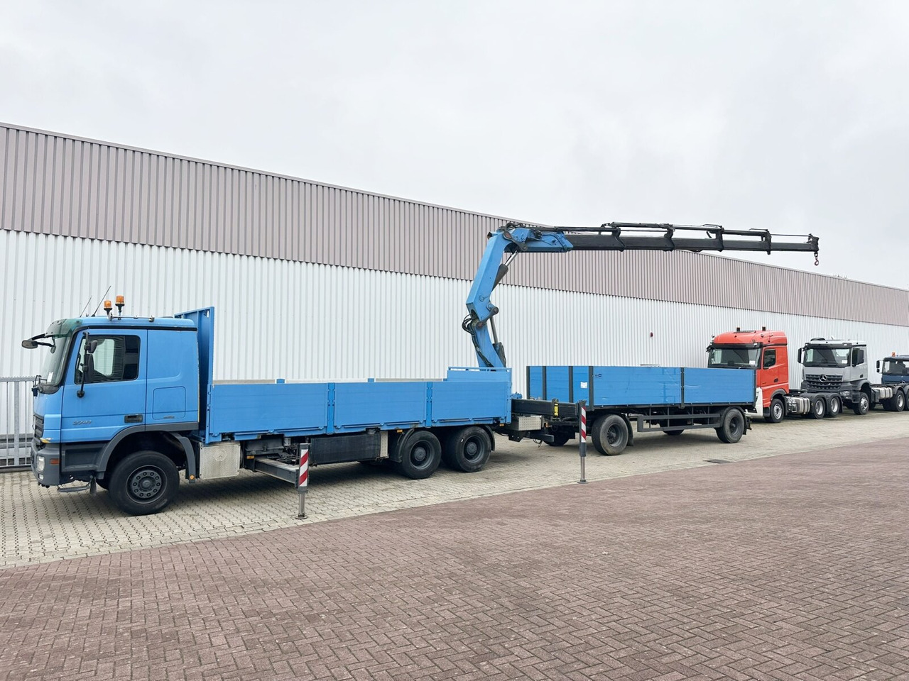 Mercedes-Benz Actros 2741 L 6x4 Actros 2741 L 6x4, Twist-Lock ausz. auf 3m, Heckkran Palfinger PK 42502-D, Funk - Flakbil, Kranbil: bild 3 Mercedes-Benz Actros 2741 L 6x4 Actros 2741 L 6x4, Twist-Lock ausz. auf 3m, Heckkran Palfinger PK 42502-D, Funk - Flakbil, Kranbil: bild 3