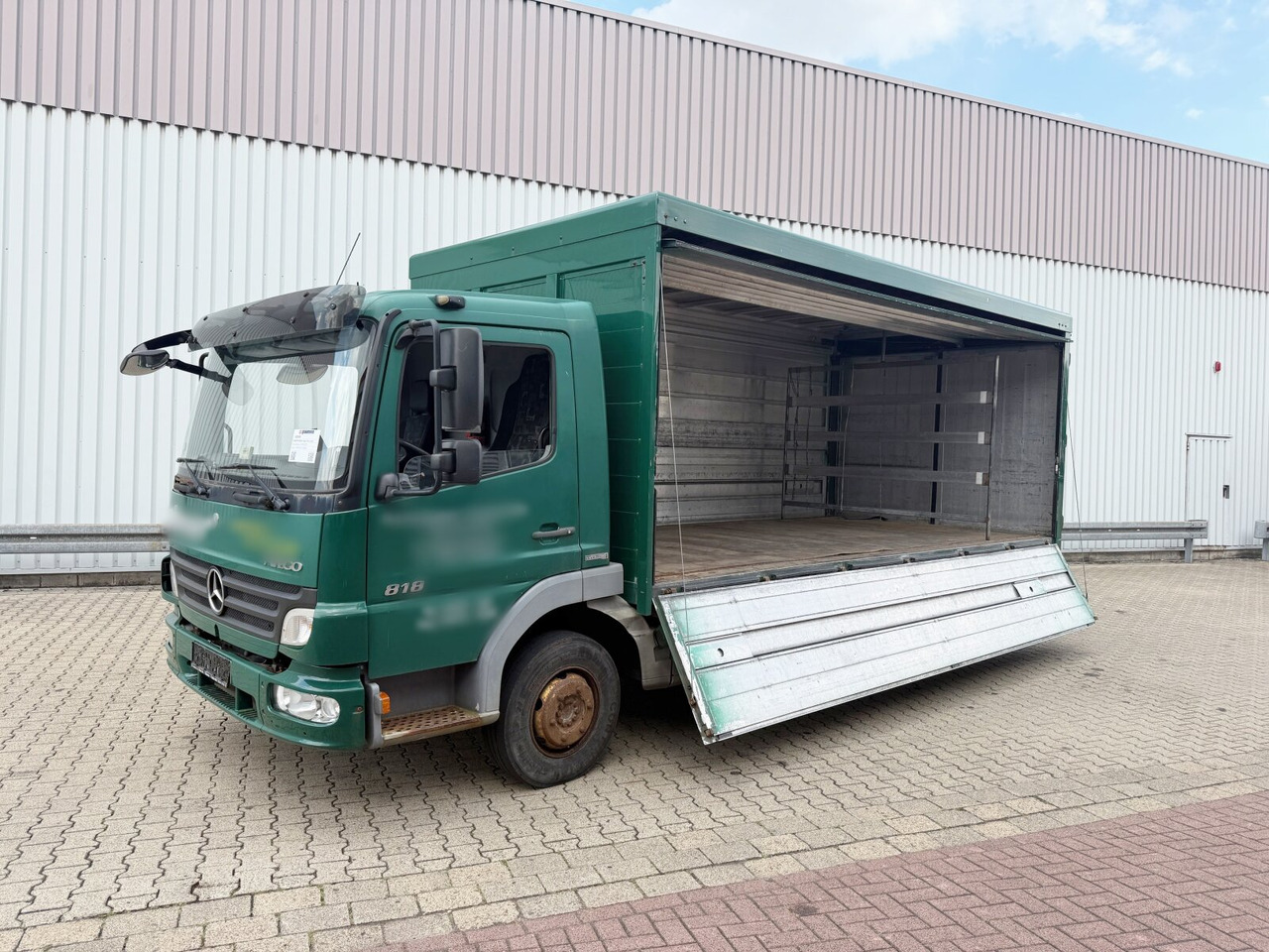 Mercedes-Benz Atego 818 L 4x2 Atego 818 L 4x2, Getränkekoffer, 2x AHK - Lastbil med skåp: bild 1 Mercedes-Benz Atego 818 L 4x2 Atego 818 L 4x2, Getränkekoffer, 2x AHK - Lastbil med skåp: bild 1