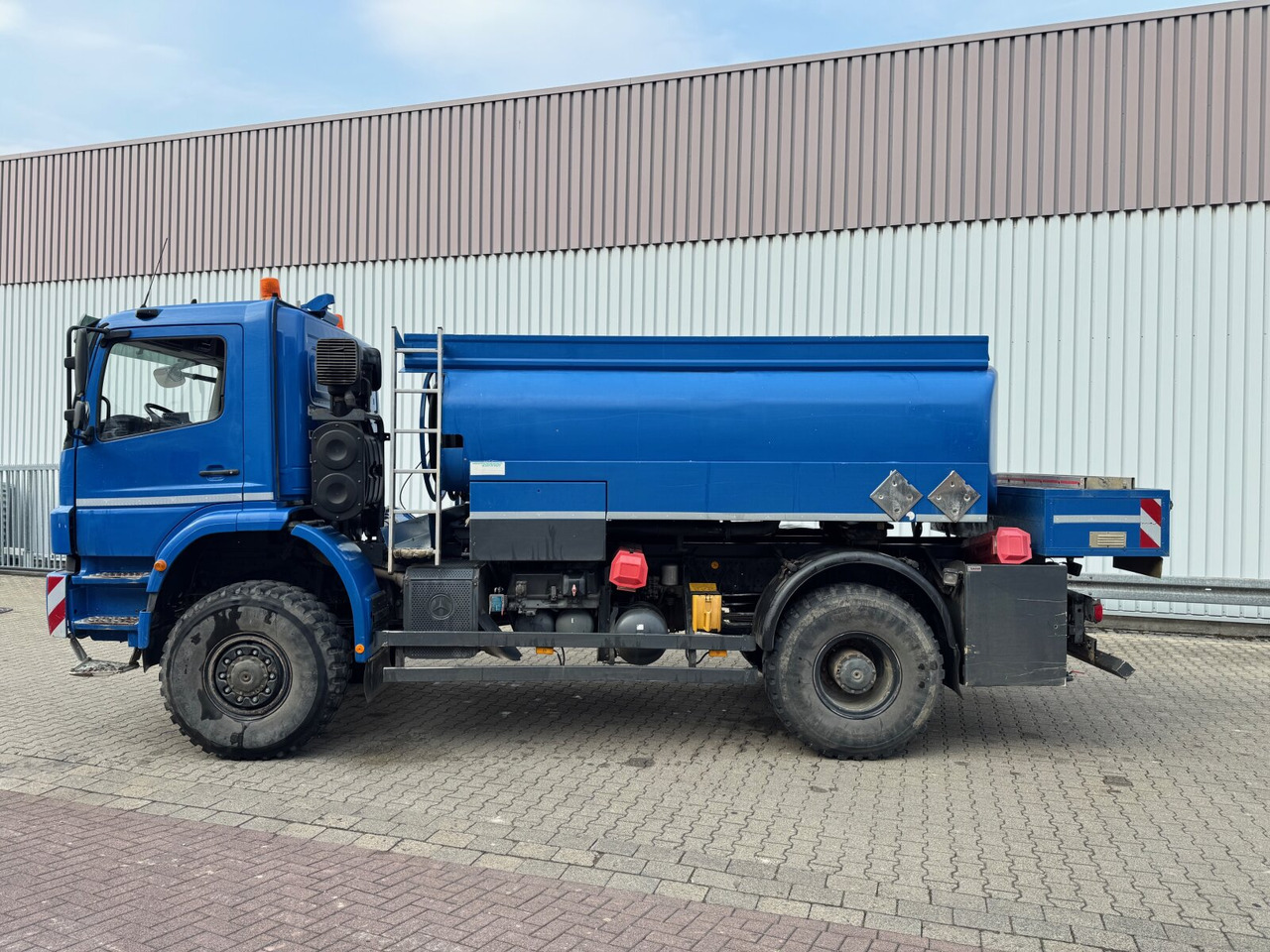 Mercedes-Benz Axor 1829 A 4x4 Axor 1829 A 4x4, Willig Tank ca. 8500l, 2 Kammern - Tankbil: bild 3 Mercedes-Benz Axor 1829 A 4x4 Axor 1829 A 4x4, Willig Tank ca. 8500l, 2 Kammern - Tankbil: bild 3