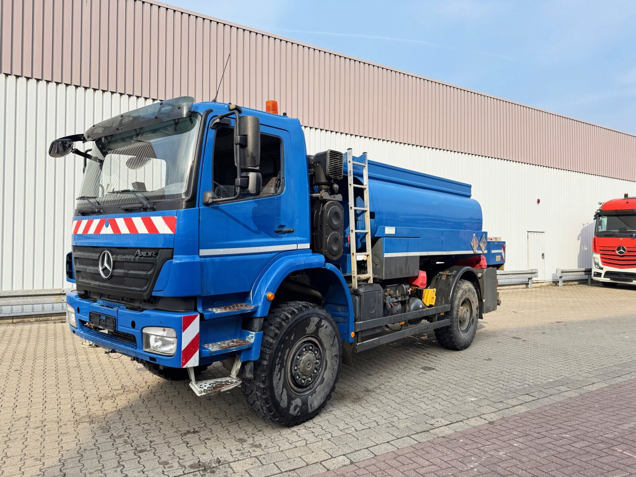 Mercedes-Benz Axor 1829 A 4x4 Axor 1829 A 4x4, Willig Tank ca. 8500l, 2 Kammern - Tankbil: bild 1 Mercedes-Benz Axor 1829 A 4x4 Axor 1829 A 4x4, Willig Tank ca. 8500l, 2 Kammern - Tankbil: bild 1
