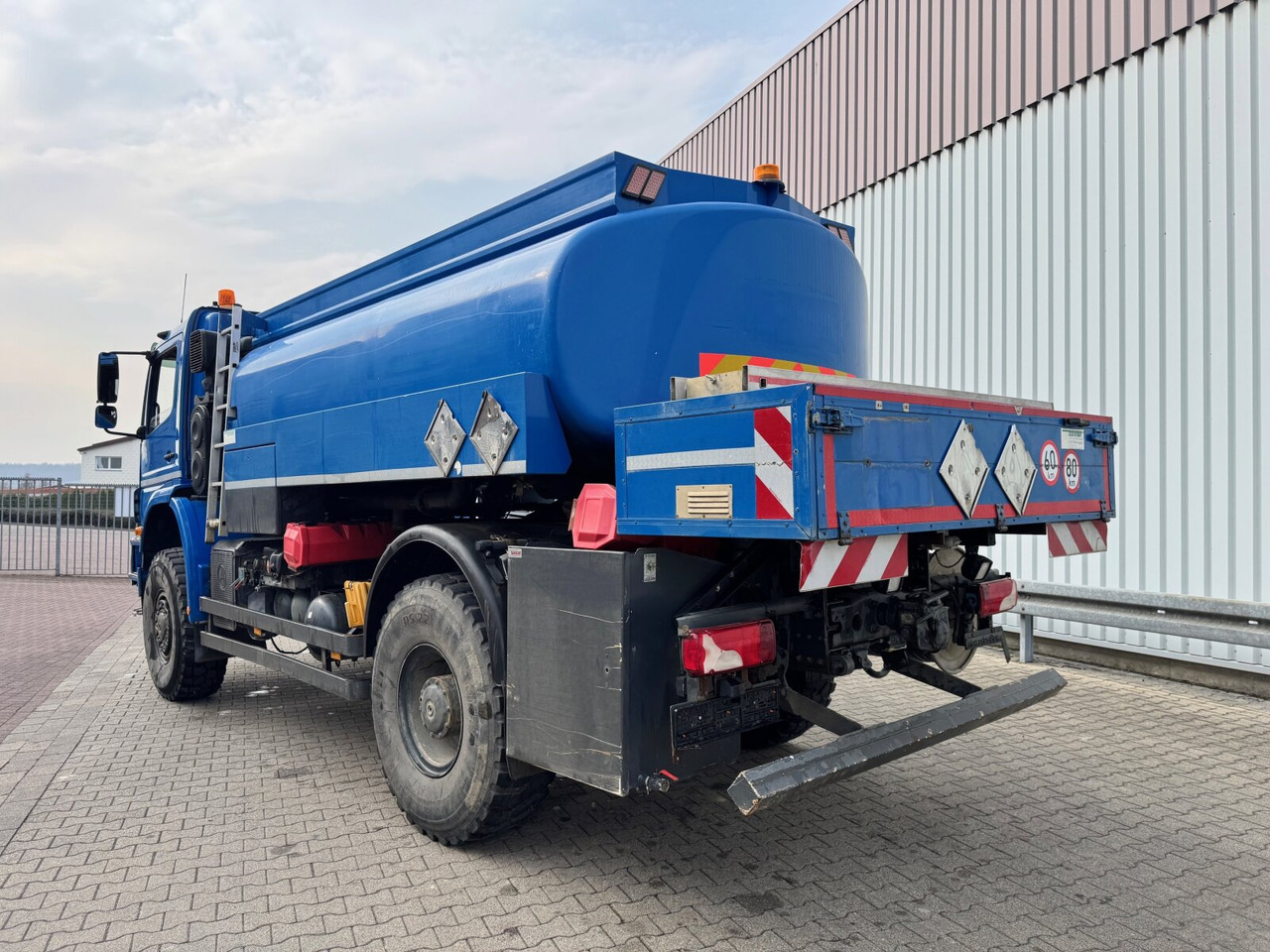 Mercedes-Benz Axor 1829 A 4x4 Axor 1829 A 4x4, Willig Tank ca. 8500l, 2 Kammern - Tankbil: bild 2 Mercedes-Benz Axor 1829 A 4x4 Axor 1829 A 4x4, Willig Tank ca. 8500l, 2 Kammern - Tankbil: bild 2