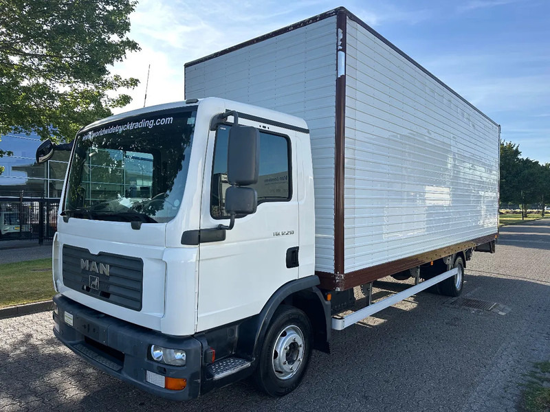 MAN TGL 12.210 MANUAL + 2000 KG LIFT + 2.60 M HIGH BIG BOX + AIRCO + SPRING / SPRING + 3 SEATS - Lastbil med skåp: bild 1 MAN TGL 12.210 MANUAL + 2000 KG LIFT + 2.60 M HIGH BIG BOX + AIRCO + SPRING / SPRING + 3 SEATS - Lastbil med skåp: bild 1