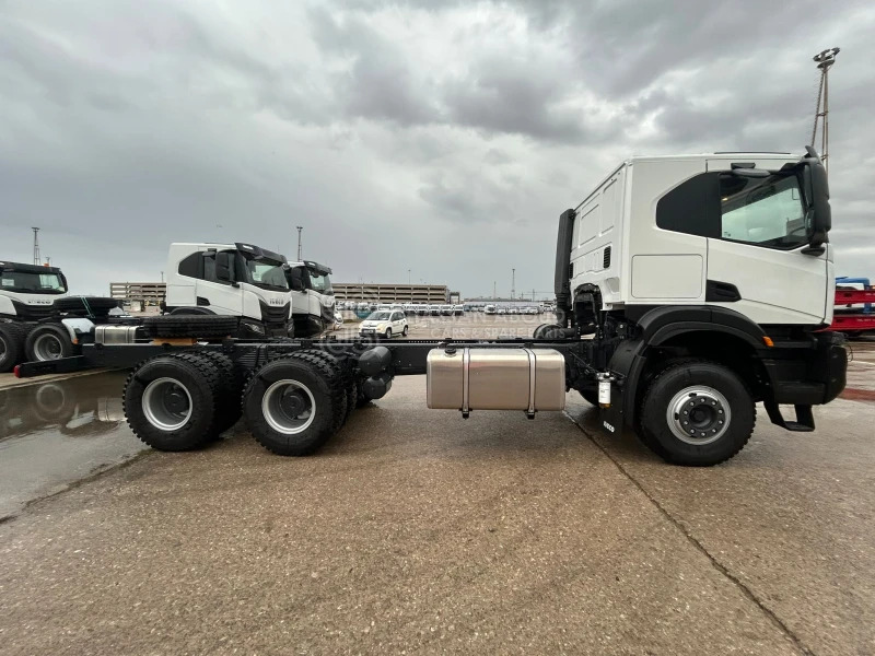 Iveco T-WAY AT380T43H 6x4 R20 Tyres Chassis - Barcelona Stock - Chassi lastbil: bild 2 Iveco T-WAY AT380T43H 6x4 R20 Tyres Chassis - Barcelona Stock - Chassi lastbil: bild 2
