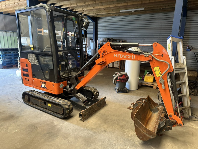 Hitachi ZAXIS ZX19-6 CR 1.9T - 1349H - CABINE - ADJUSTABLE TRACKS - EXTRA HYDR - QUICK HITCH - BE MACHINE - Minigrävmaskin: bild 1 Hitachi ZAXIS ZX19-6 CR 1.9T - 1349H - CABINE - ADJUSTABLE TRACKS - EXTRA HYDR - QUICK HITCH - BE MACHINE - Minigrävmaskin: bild 1