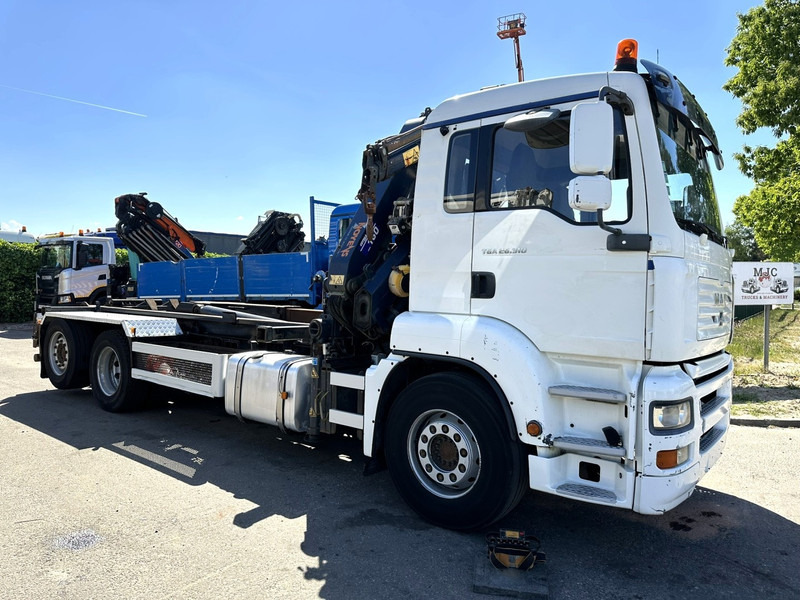 MAN TGA 26.310 6X2 HOOKLIFT + CRANE COPMA 160.4 + JIB J2 + WINCH - RADIO - LIFT + STEERING AXLE - EURO 3 - BE - Lastväxlare lastbil, Kranbil: bild 2 MAN TGA 26.310 6X2 HOOKLIFT + CRANE COPMA 160.4 + JIB J2 + WINCH - RADIO - LIFT + STEERING AXLE - EURO 3 - BE - Lastväxlare lastbil, Kranbil: bild 2