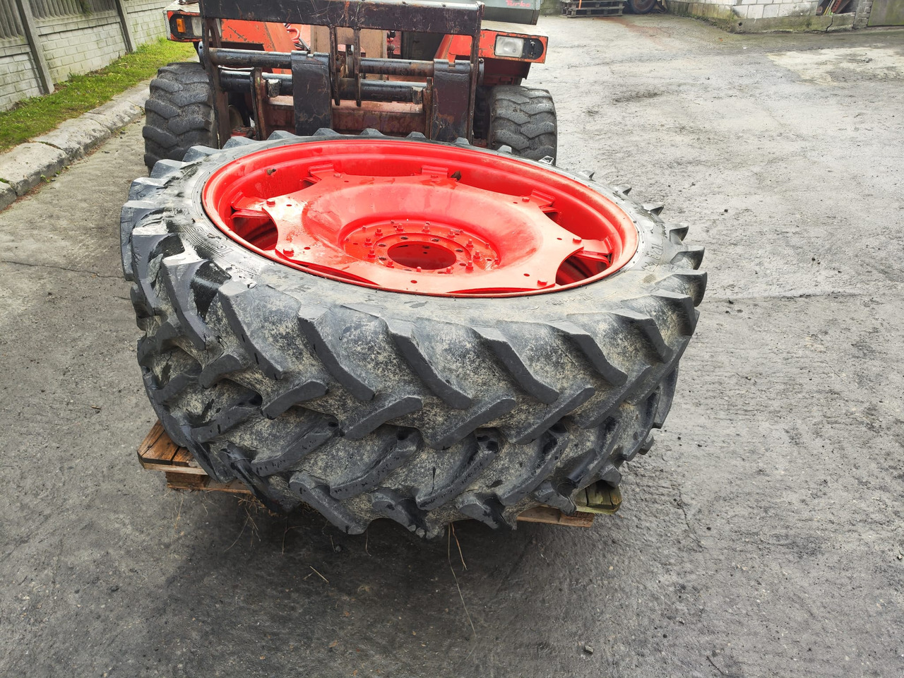 Koła 2 szt. felgi + opony TAURUS 11.2 R48 (fendt 312) - Komplett hjul för Lantbruksmaskiner: bild 1 Koła 2 szt. felgi + opony TAURUS 11.2 R48 (fendt 312) - Komplett hjul för Lantbruksmaskiner: bild 1