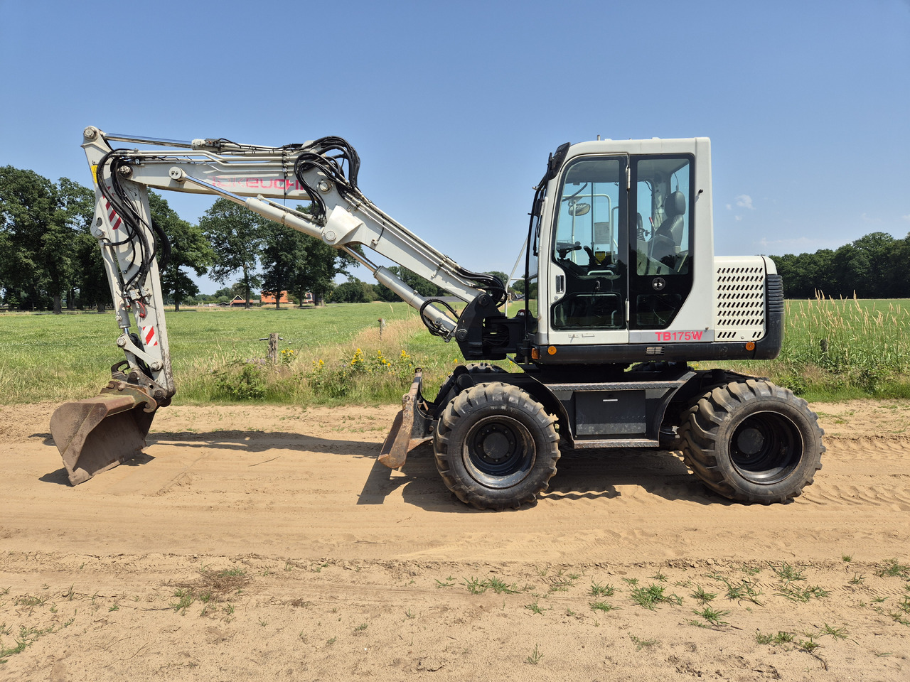 Tackeuchi TB 175 W - Grävmaskin på däck: bild 1 Tackeuchi TB 175 W - Grävmaskin på däck: bild 1