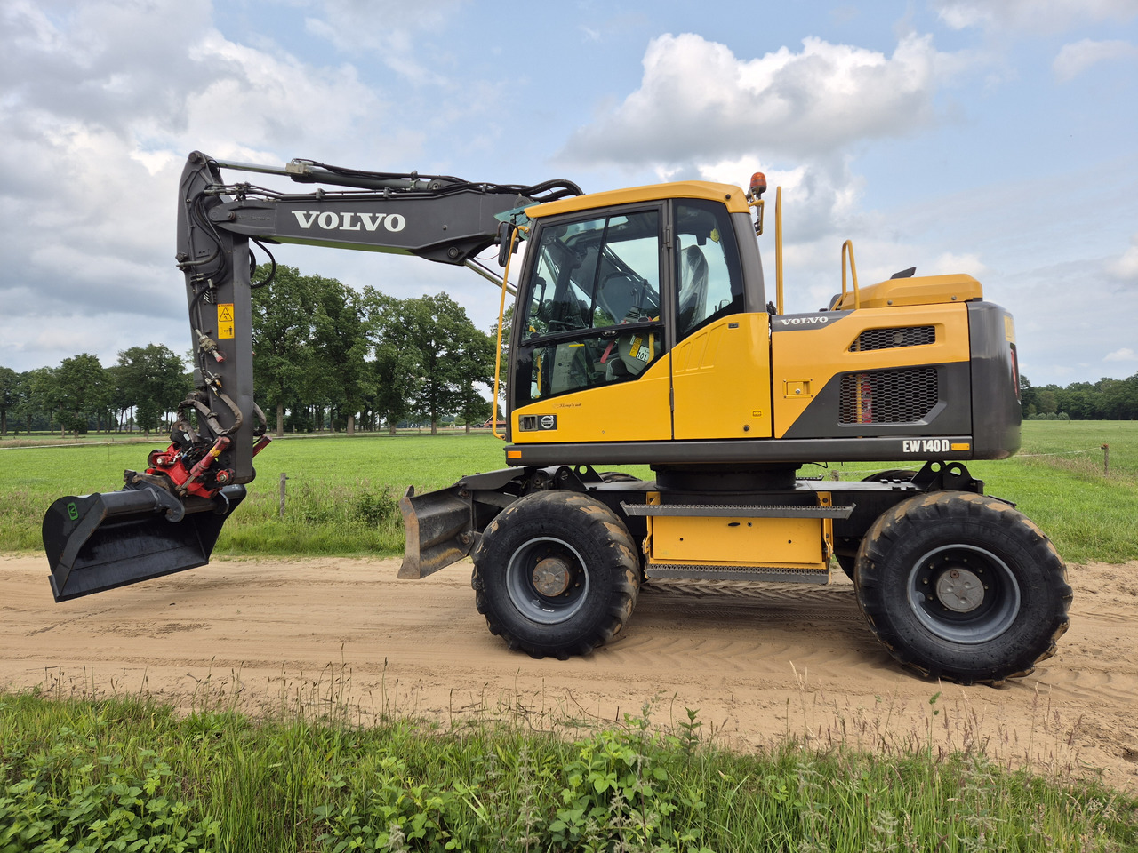 VOLVO EW 140 D - Grävmaskin på däck: bild 1 VOLVO EW 140 D - Grävmaskin på däck: bild 1