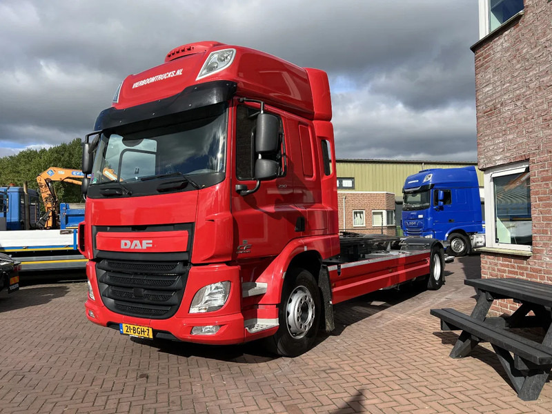 DAF CF 290 4X2 EURO6 SPACECAB RENOVA / VANGMUIL / LAADKLEP / TOP STAAT - Containerbil/ Växelflak lastbil: bild 2 DAF CF 290 4X2 EURO6 SPACECAB RENOVA / VANGMUIL / LAADKLEP / TOP STAAT - Containerbil/ Växelflak lastbil: bild 2