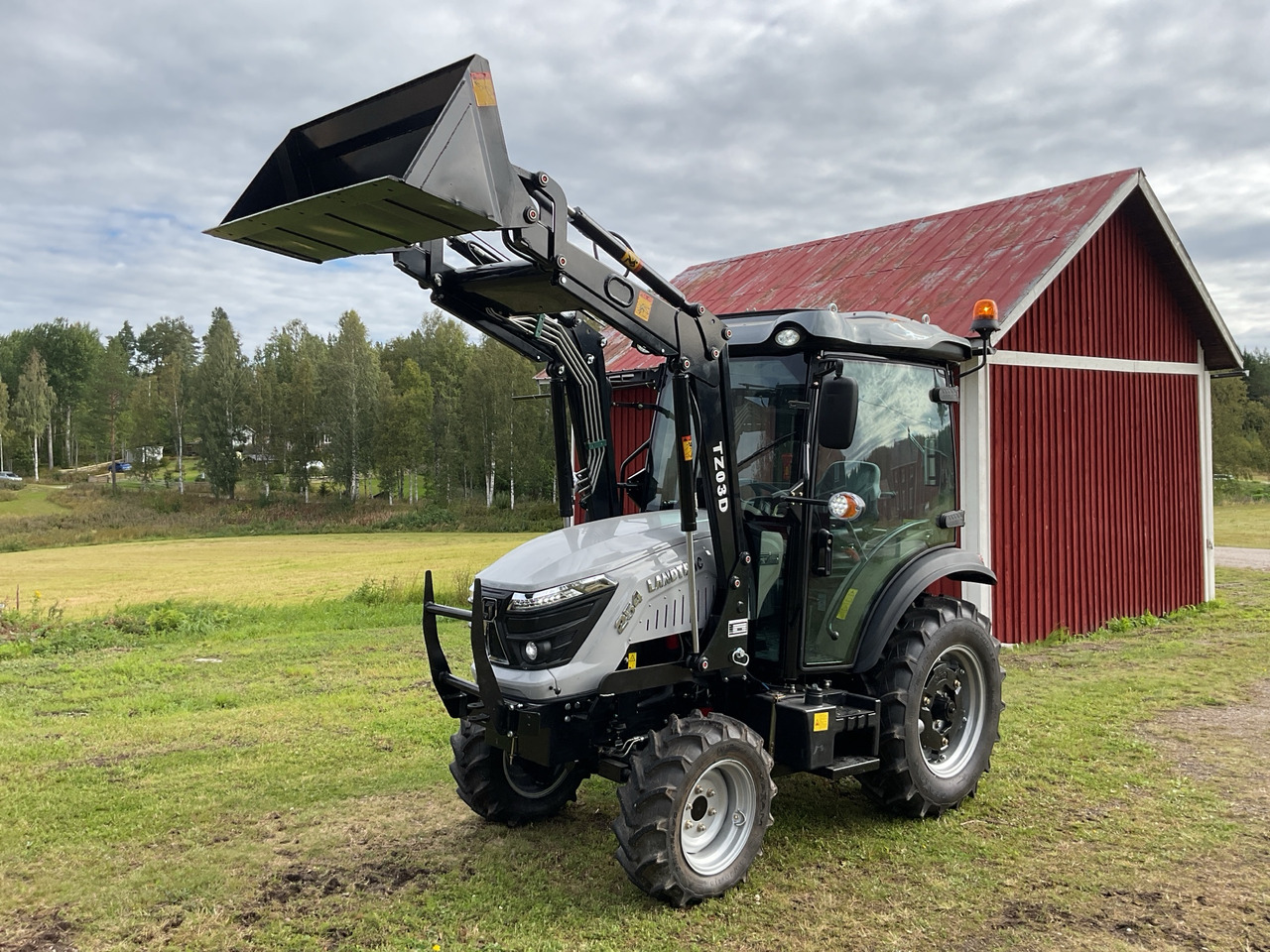 Landtrac 254 Cabin - Traktor: bild 1 Landtrac 254 Cabin - Traktor: bild 1