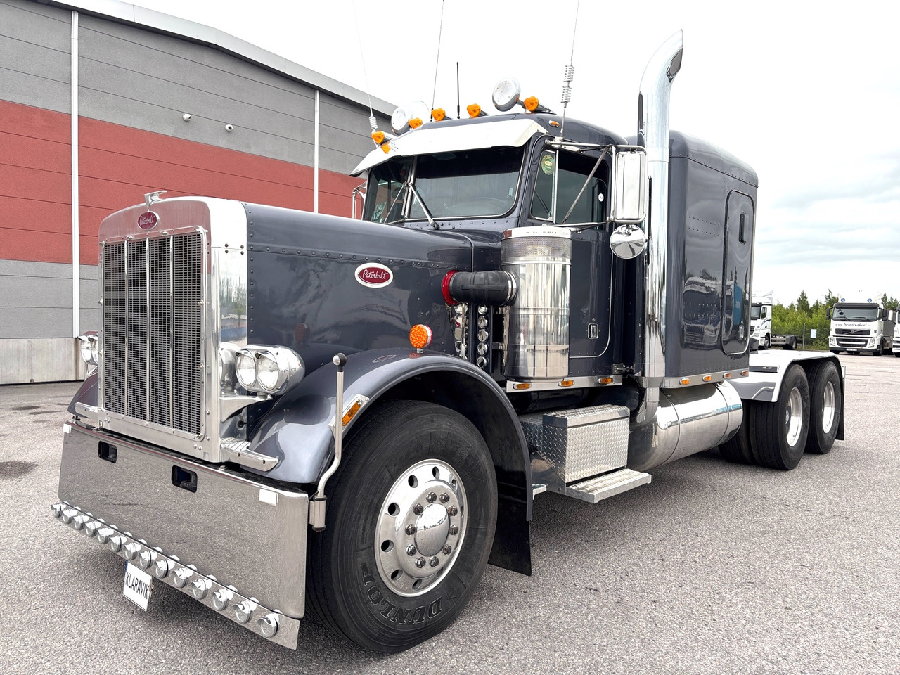 Peterbilt 359 - Lastbil med skåp: bild 1 Peterbilt 359 - Lastbil med skåp: bild 1
