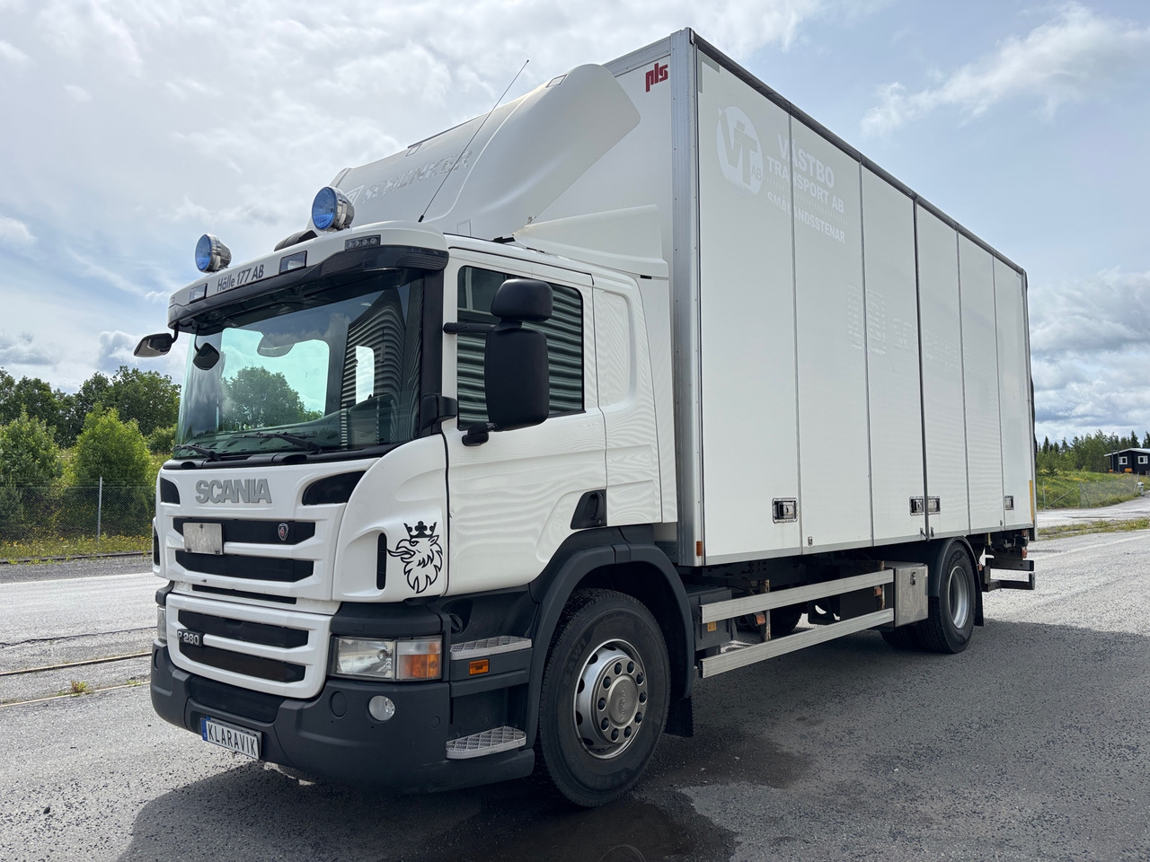 Scania P280 - Lastbil med skåp: bild 1 Scania P280 - Lastbil med skåp: bild 1