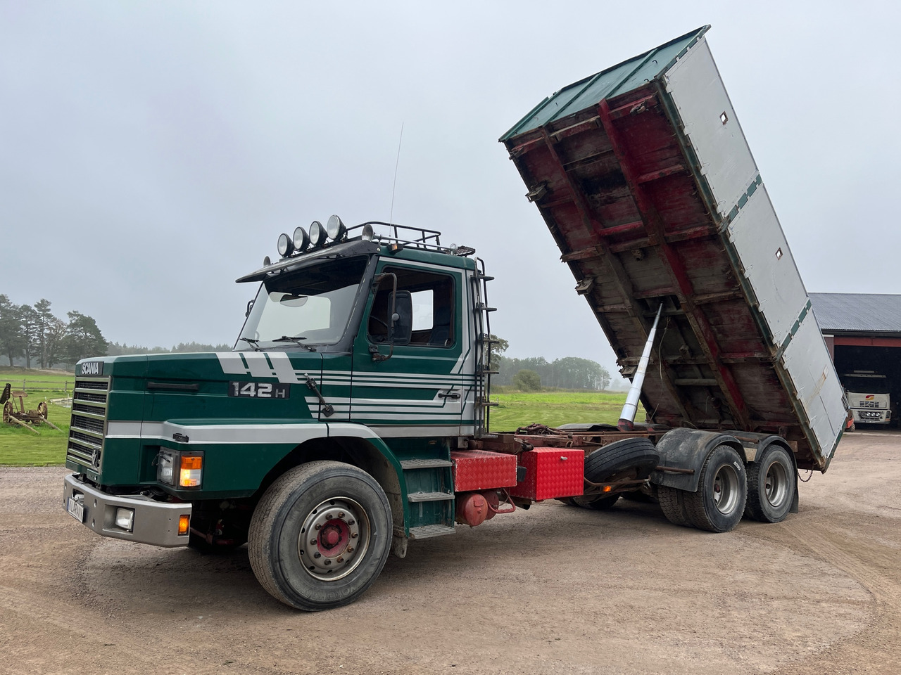 Scania T142H 6X2 54 - Tippbil lastbil: bild 1 Scania T142H 6X2 54 - Tippbil lastbil: bild 1