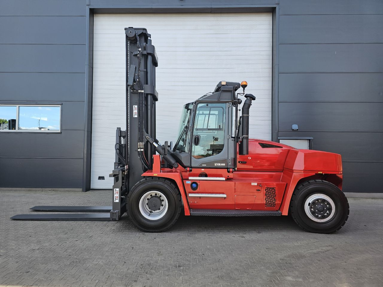 Kalmar DCG150-12 - Dieseltruck: bild 1 Kalmar DCG150-12 - Dieseltruck: bild 1