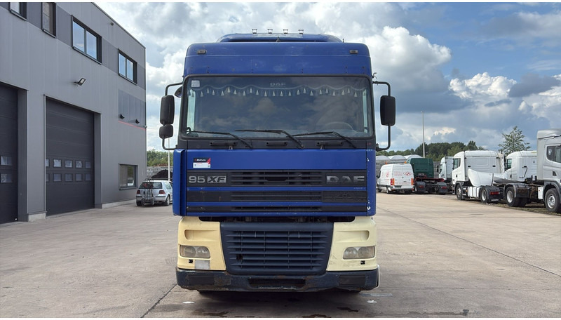 DAF 95 XF 430 (EURO 3 / BOITE MANUELLE / MANUAL GEARBOX) - Dragbil: bild 2 DAF 95 XF 430 (EURO 3 / BOITE MANUELLE / MANUAL GEARBOX) - Dragbil: bild 2