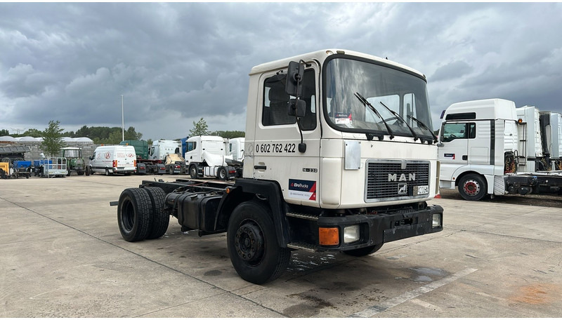 MAN 18.232 (MANUAL PUMP / 6 CYLINDER / POMPE MANUELLE / LAMES / STEEL SUSPENSION) - Chassi lastbil: bild 4 MAN 18.232 (MANUAL PUMP / 6 CYLINDER / POMPE MANUELLE / LAMES / STEEL SUSPENSION) - Chassi lastbil: bild 4