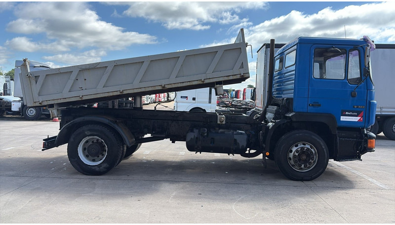 MAN 19.322 (MANUAL PUMP / STEEL SUSP. / LAMES / POMPE MANUELLE / BIG AXLE / GRAND PONT) - Tippbil lastbil: bild 4 MAN 19.322 (MANUAL PUMP / STEEL SUSP. / LAMES / POMPE MANUELLE / BIG AXLE / GRAND PONT) - Tippbil lastbil: bild 4