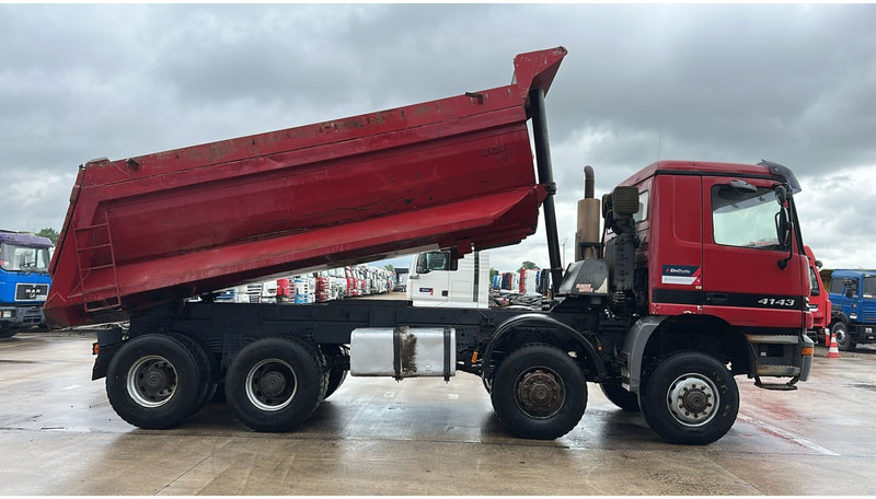 Mercedes-Benz Actros 4143 (BOITE MANUELLE / 8X8 / MANUAL GEARBOX / LAMES / GRAND PONT / BIG AXLE) - Tippbil lastbil: bild 4 Mercedes-Benz Actros 4143 (BOITE MANUELLE / 8X8 / MANUAL GEARBOX / LAMES / GRAND PONT / BIG AXLE) - Tippbil lastbil: bild 4
