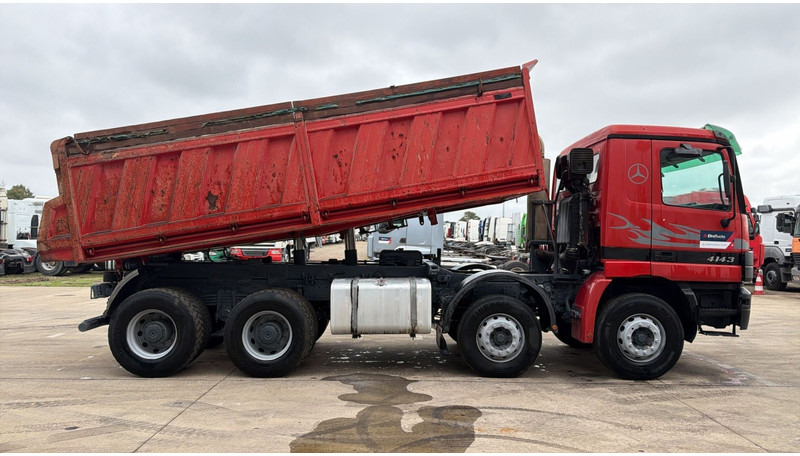 Mercedes-Benz Actros 4143 (GRAND PONT / BOITE MANUELLE / LAMES / 8X4 / STEEL SUSP.) - Tippbil lastbil: bild 4 Mercedes-Benz Actros 4143 (GRAND PONT / BOITE MANUELLE / LAMES / 8X4 / STEEL SUSP.) - Tippbil lastbil: bild 4