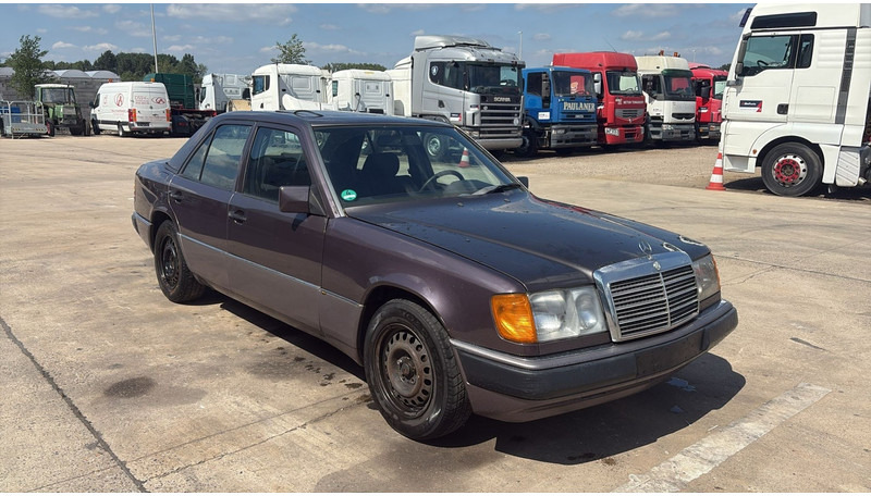 Mercedes-Benz E-Klasse 200 (GERMAN CAR / VOITURE D'ALLEMAGNE / ESSENCE / PETROL / MANUAL) - Sedan: bild 3 Mercedes-Benz E-Klasse 200 (GERMAN CAR / VOITURE D'ALLEMAGNE / ESSENCE / PETROL / MANUAL) - Sedan: bild 3