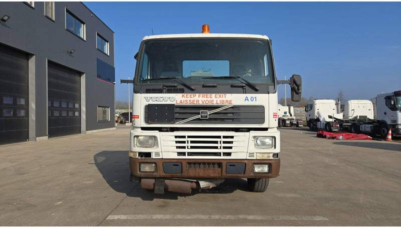 Volvo FM 7 - 290 (60.000 KM ORIGINAL !!! / POMPE MANUELLE / LAMES / GRAND PONT / EX AEROPORT) - Chassi lastbil: bild 2 Volvo FM 7 - 290 (60.000 KM ORIGINAL !!! / POMPE MANUELLE / LAMES / GRAND PONT / EX AEROPORT) - Chassi lastbil: bild 2