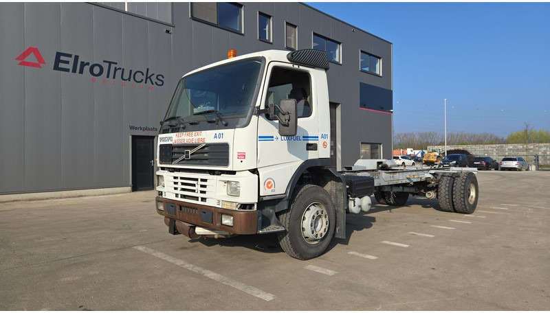 Volvo FM 7 - 290 (60.000 KM ORIGINAL !!! / POMPE MANUELLE / LAMES / GRAND PONT / EX AEROPORT) - Chassi lastbil: bild 1 Volvo FM 7 - 290 (60.000 KM ORIGINAL !!! / POMPE MANUELLE / LAMES / GRAND PONT / EX AEROPORT) - Chassi lastbil: bild 1