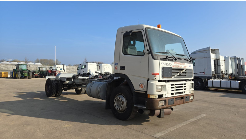 Volvo FM 7 - 290 (60.000 KM ORIGINAL !!! / POMPE MANUELLE / LAMES / GRAND PONT / EX AEROPORT) - Chassi lastbil: bild 4 Volvo FM 7 - 290 (60.000 KM ORIGINAL !!! / POMPE MANUELLE / LAMES / GRAND PONT / EX AEROPORT) - Chassi lastbil: bild 4