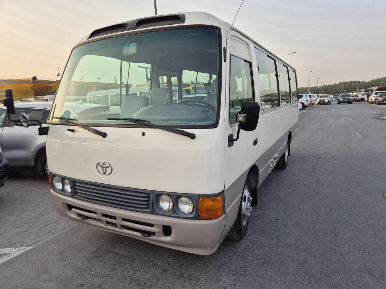 TOYOTA Coaster ... 25 places ...climatisé - Minibuss, Persontransport: bild 2 TOYOTA Coaster ... 25 places ...climatisé - Minibuss, Persontransport: bild 2