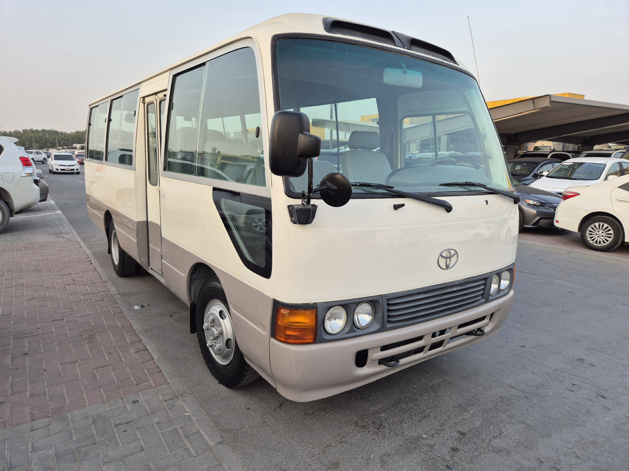TOYOTA Coaster ... 25 places ...climatisé - Minibuss, Persontransport: bild 1 TOYOTA Coaster ... 25 places ...climatisé - Minibuss, Persontransport: bild 1