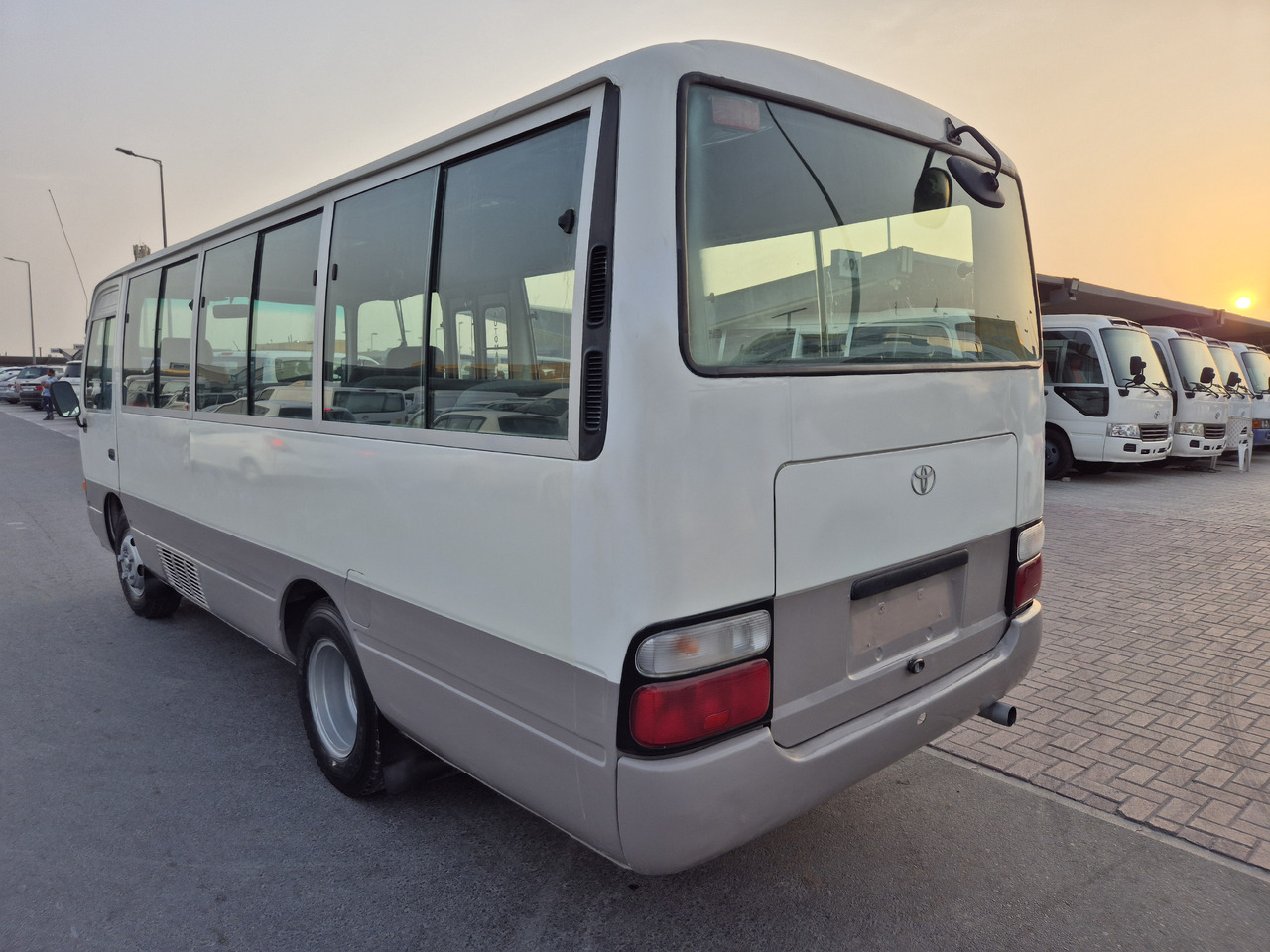 TOYOTA Coaster ... 25 places ...climatisé - Minibuss, Persontransport: bild 3 TOYOTA Coaster ... 25 places ...climatisé - Minibuss, Persontransport: bild 3