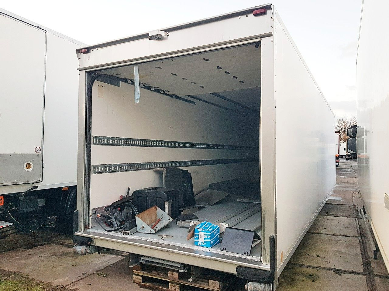 Iveco 190E28 NUR KUHLKOFFER + CARRIER SURPA 950 Iveco 190E28 NUR KUHLKOFFER + CARRIER SURPA 950 - Kylbil lastbil: bild 5 Iveco 190E28 NUR KUHLKOFFER + CARRIER SURPA 950 Iveco 190E28 NUR KUHLKOFFER + CARRIER SURPA 950 - Kylbil lastbil: bild 5