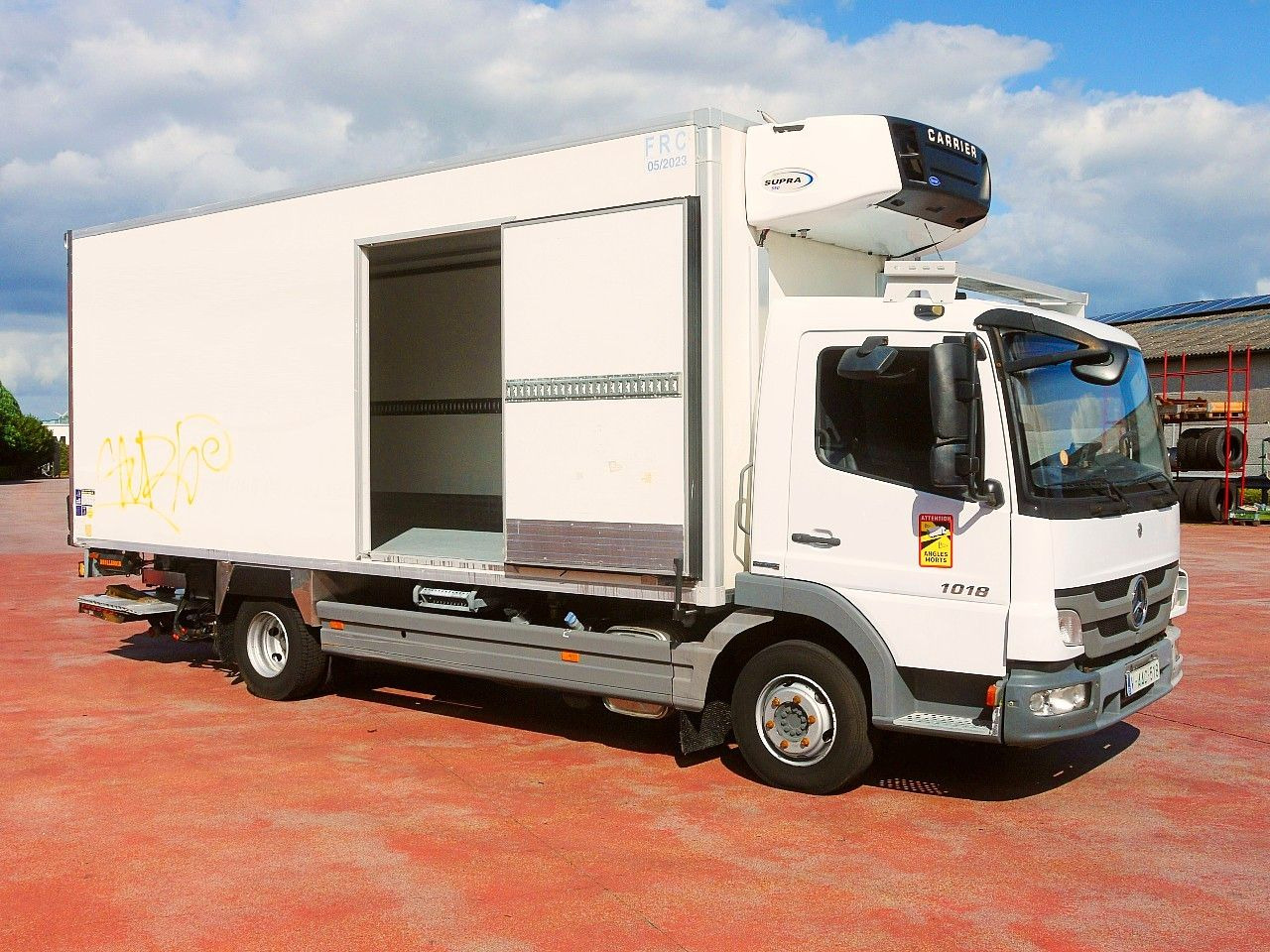 Mercedes-Benz 1018 ATEGO KUHLKOFFER CARRIER SUPRA 550 LBW LUFT - Kylbil lastbil: bild 3 Mercedes-Benz 1018 ATEGO KUHLKOFFER CARRIER SUPRA 550 LBW LUFT - Kylbil lastbil: bild 3